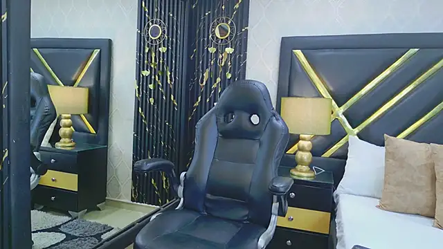 LaurenHazell online show from March 26, 3:30 am