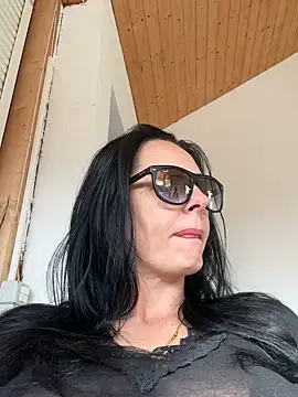 MiriamDelyn online show from April 19, 2:39 pm