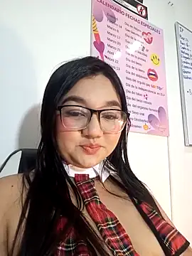 luna bradley  online show from April 10, 1:06 pm