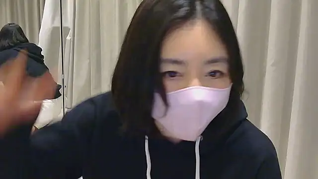 Mochi-Momo online show from April 14, 2:28 pm