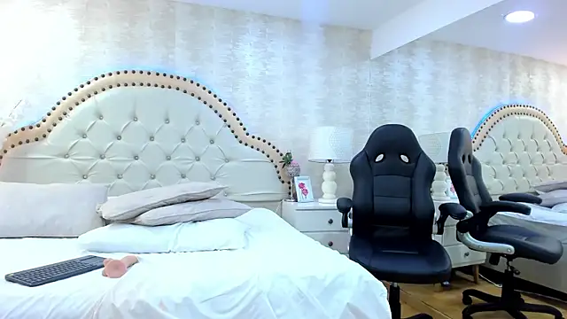 HollyOlson online show from February 21, 7:47 pm