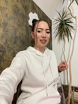 I amSis online show from April 18, 3:47 pm