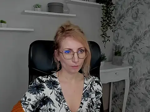 CinderellaMoon online show from February 18, 6:45 am