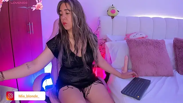 Miablonde  online show from March 14, 12:50 pm