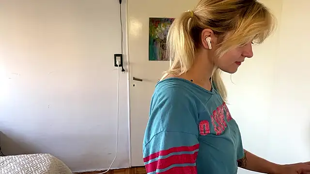 Sophiasnarl online show from March 7, 9:00 pm