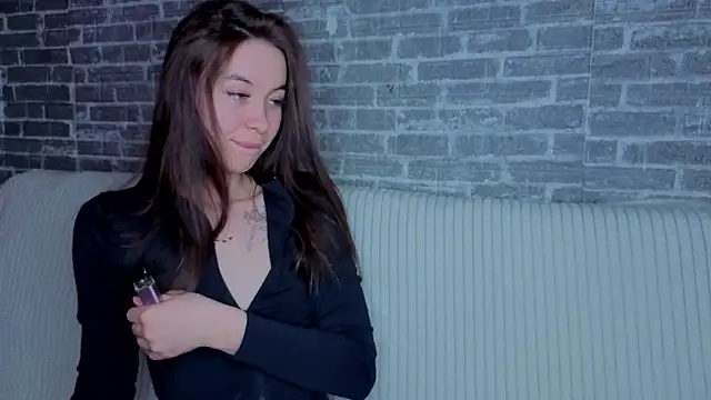 LunaCurlly online show from April 20, 1:14 pm