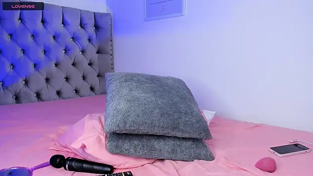 eva cutee  online show from April 2, 8:50 pm