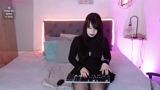 CHERRY DARCK online show from March 13, 2:51 pm