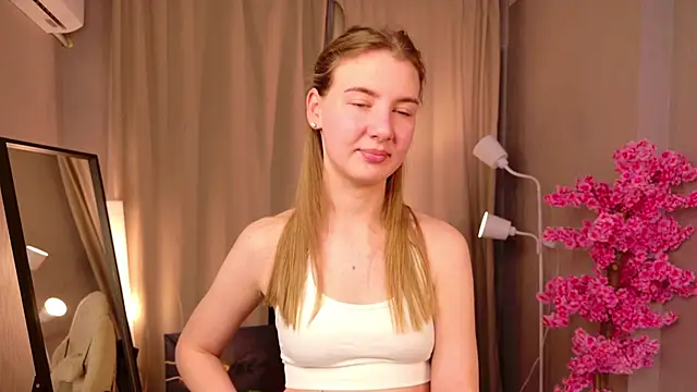 PinkClou9 online show from April 18, 10:20 pm