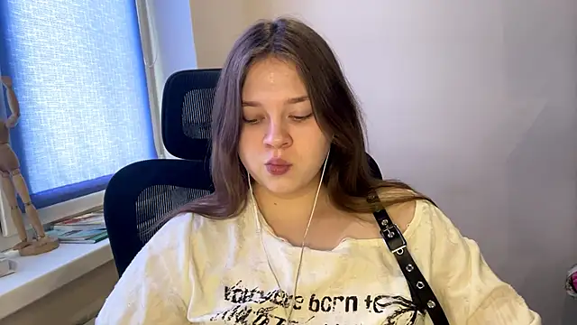 TomikoPfau online show from March 5, 9:16 am