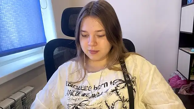 TomikoPfau online show from March 31, 8:25 am