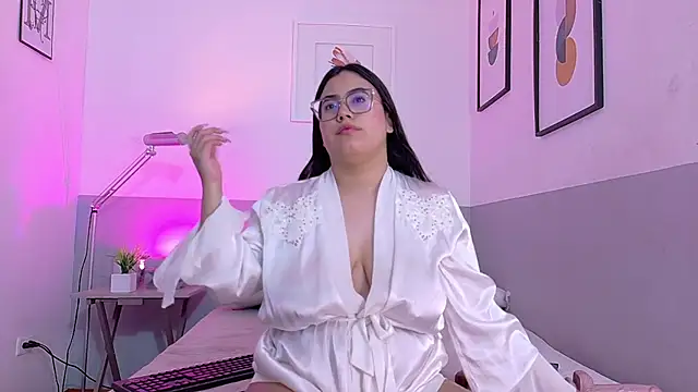 curvybuffgirllll online show from March 14, 2:34 am