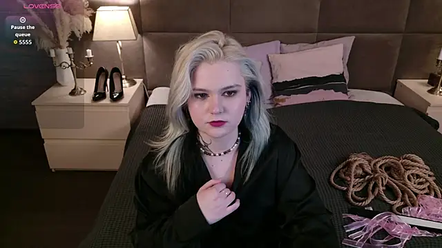 Ivy Marlowe online show from April 28, 2:10 pm