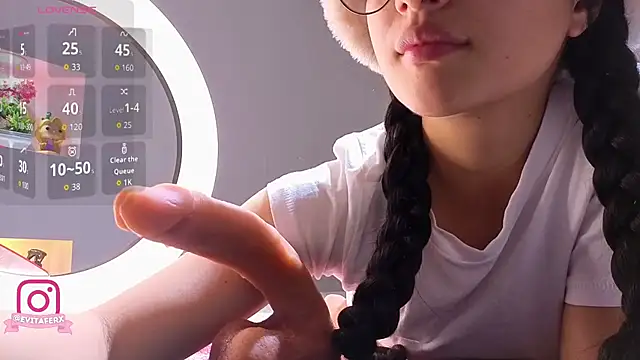 eva depp  online show from April 7, 10:28 am