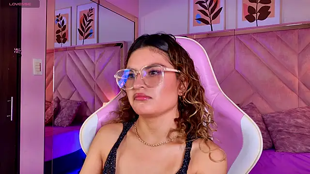 emilyjonesss  online show from April 11, 8:45 pm