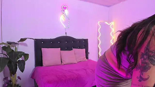 LINDSAY TAY online show from April 10, 6:30 am