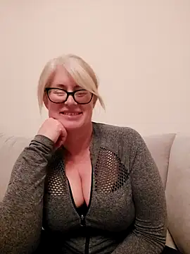 FlirtyFleur-x online show from April 16, 9:50 pm