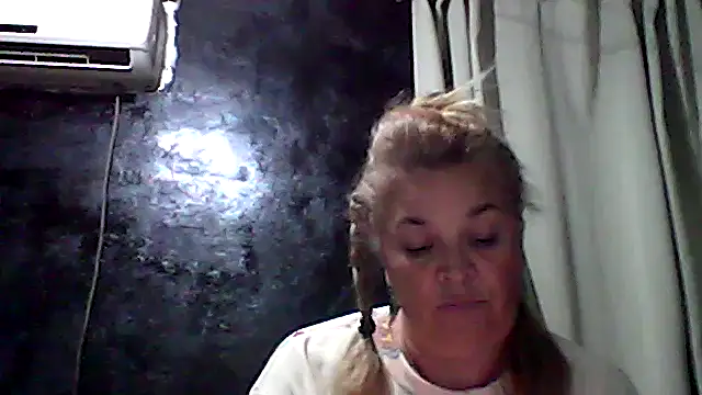 momismilf544 online show from April 15, 10:21 pm