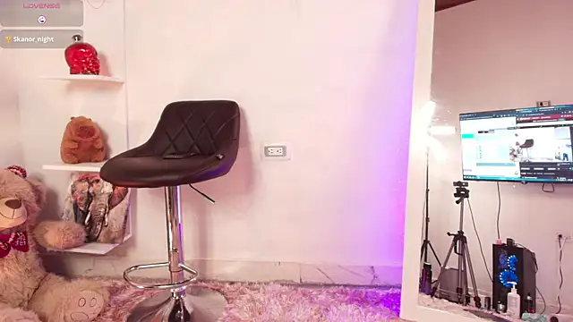 ema parkerr online show from April 13, 11:05 pm