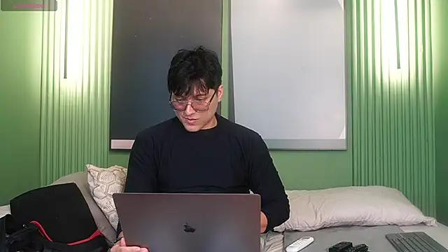 Mia and Belmonth online show from April 15, 6:52 pm