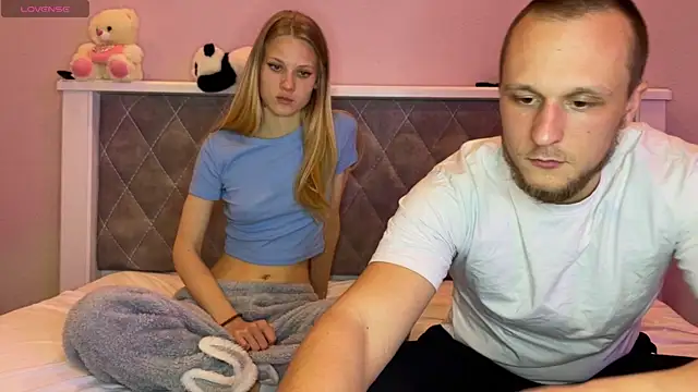 lion and kittyy online show from April 9, 4:12 pm