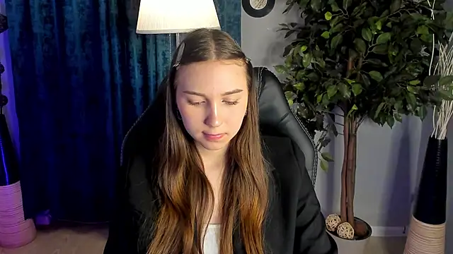 OliviaLang online show from March 27, 11:33 am