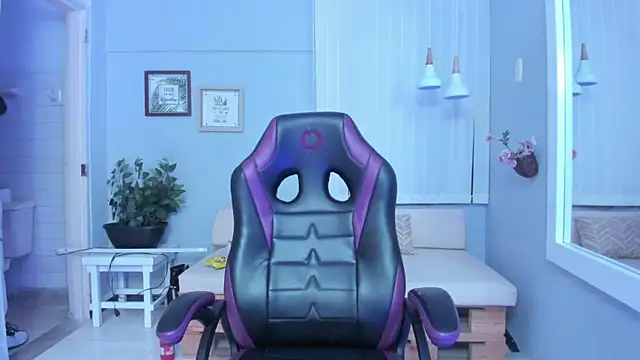 Nahomy Collins  online show from April 29, 7:41 pm