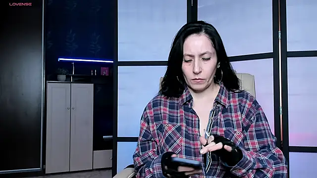 Lucky Milf online show from April 2, 10:57 am