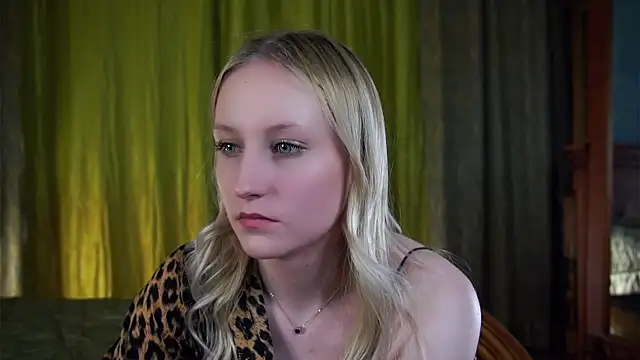 CatarinaGulla online show from April 6, 1:12 pm