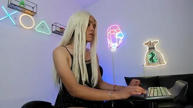 Nicolle Smithh  online show from April 17, 5:31 am