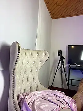 Cloe pink1 online show from April 22, 1:30 pm