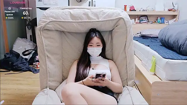 Berry Chuu online show from June 4, 7:51 pm