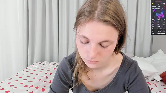 ErinnPieloch online show from April 18, 2:03 am