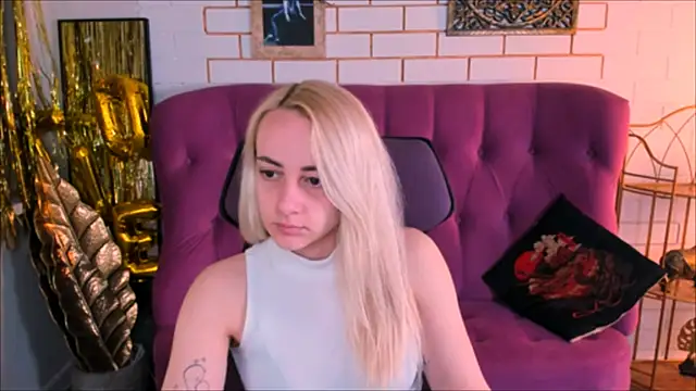 CarolMoor online show from April 4, 1:10 pm