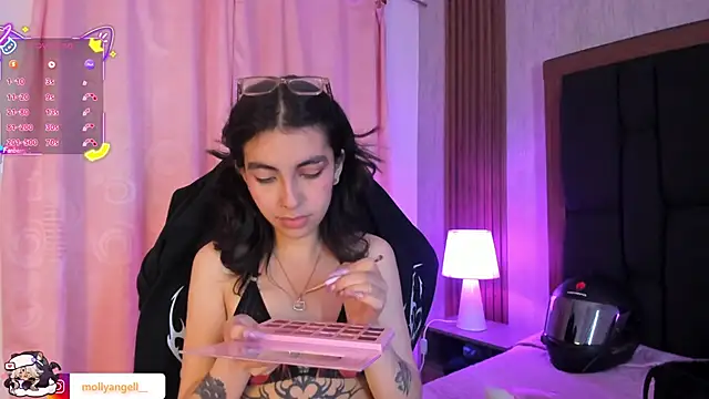 Molly A online show from April 18, 7:07 pm