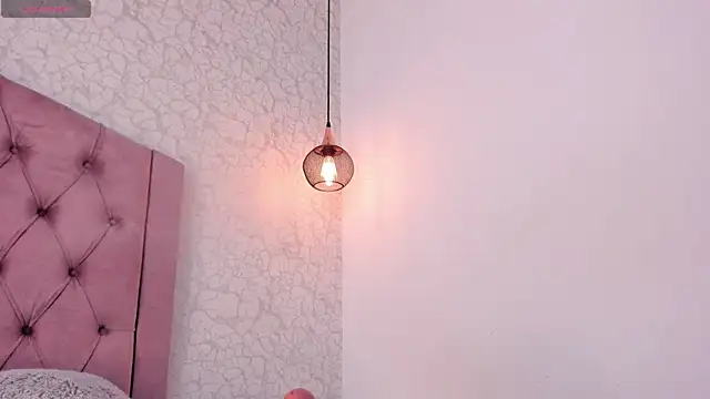 saraa joness  online show from April 7, 5:59 pm