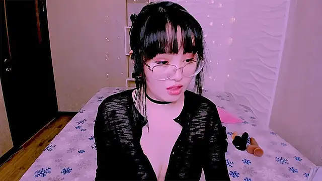 Akiko Yun online show from February 18, 11:42 am