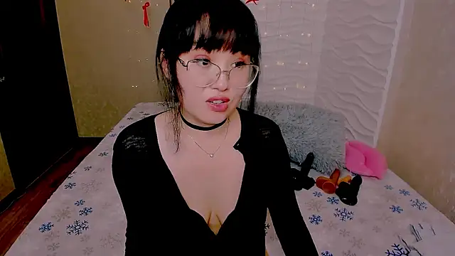 Akiko Yun online show from March 18, 11:48 am