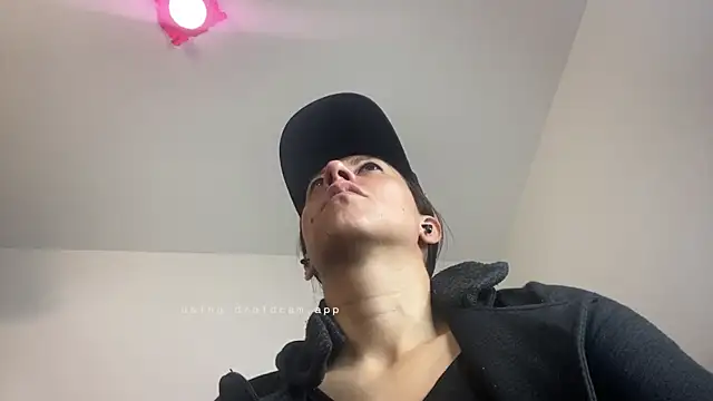 ItsAmara online show from April 10, 1:28 pm