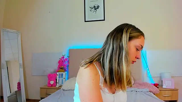 MelanieCuty online show from July 17, 5:45 am