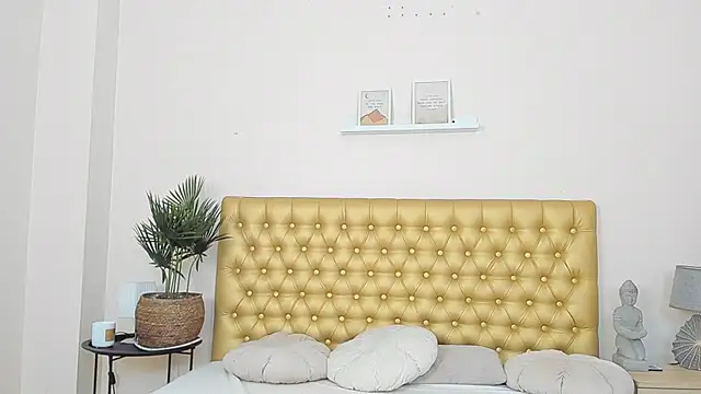 MelanieCuty online show from April 15, 5:19 am