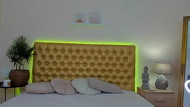 MelanieCuty online show from April 9, 6:19 am