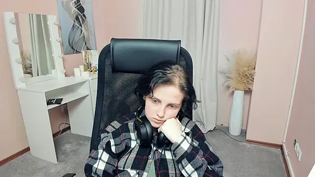 ChauRoberds online show from March 14, 12:06 pm