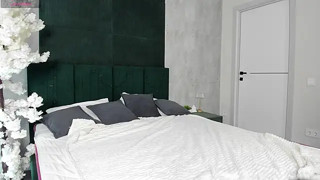 Angele Rowe online show from April 17, 9:33 am