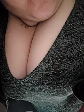 emiliecurvy83 online show from April 14, 11:32 am