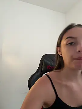 Lauren Storm online show from April 7, 6:32 pm