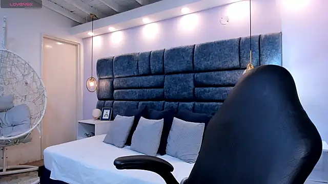 milamonroyy online show from April 18, 4:48 am