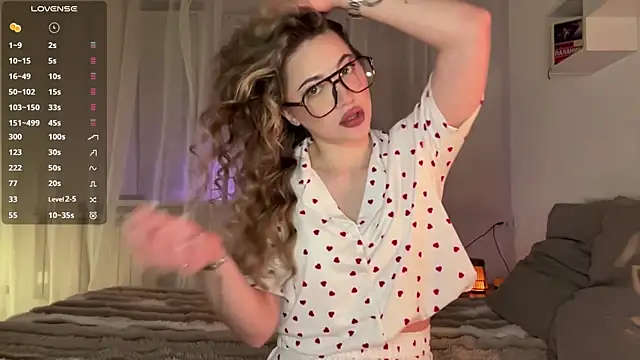 1Kellynaive online show from April 12, 6:33 pm