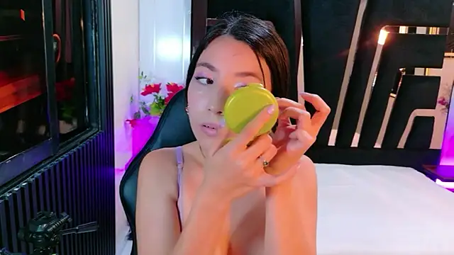 MiaLovelyn online show from April 16, 8:30 pm