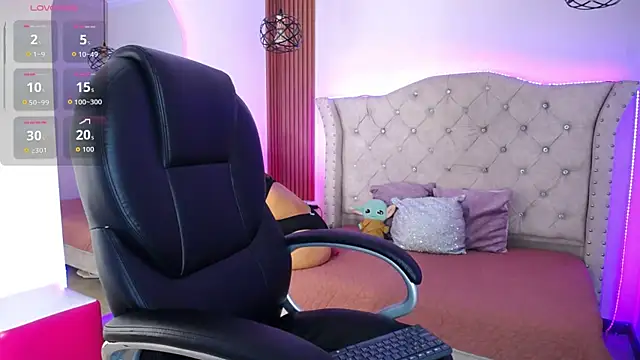 Elizabeth Evans1 online show from April 17, 9:50 pm